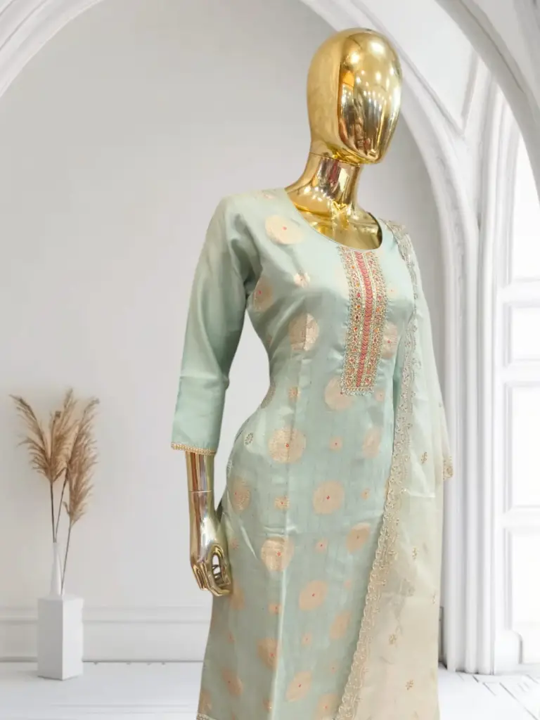 kurta set made of jacquard fabric with a printed pattern.